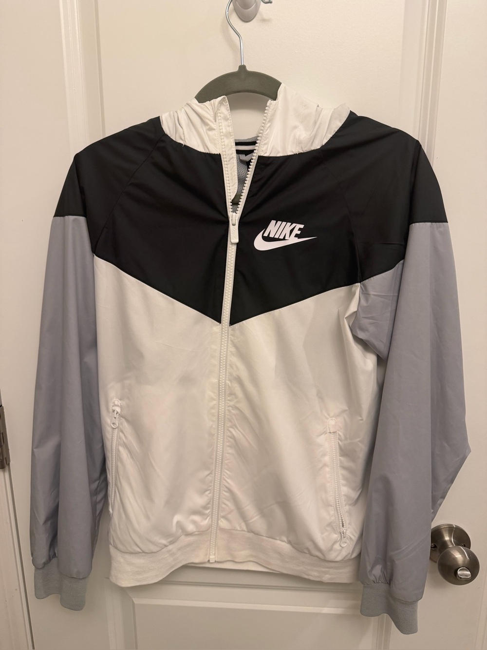 Boys Nike Colorblock Windbreaker Jacket in Black, White & Light Gray- large